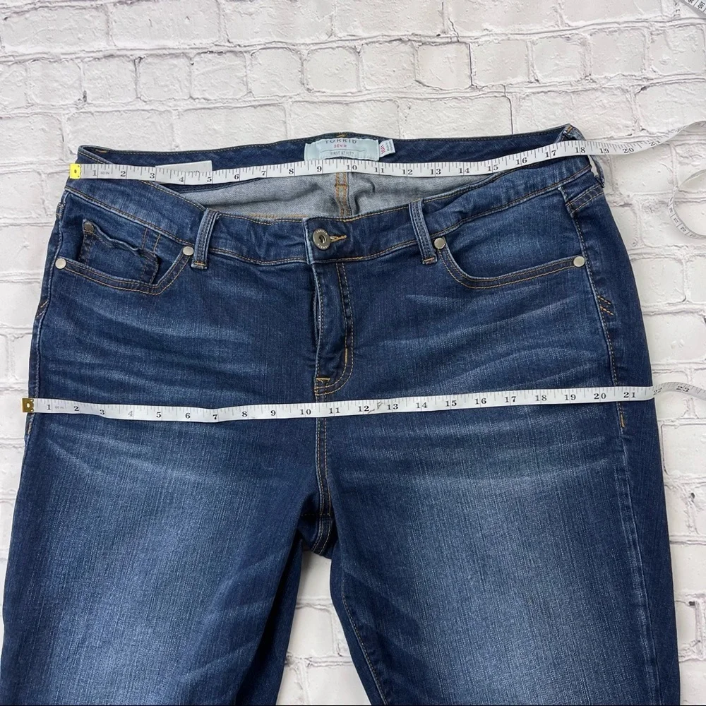Torrid Women's Classic Skinny Boyfriend Jeans Size 16 R medium wash - Picture 11 of 12